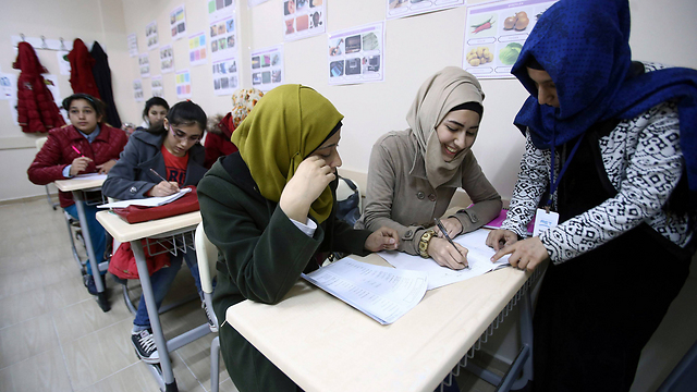 פליטות סוריות לומדות בכיתה בסנליורפה (צילום: AFP) (צילום: AFP)