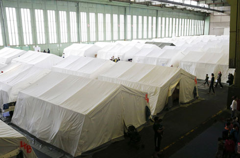 האוהלים בשדה התעופה טמפלהוף, ברלין. כמה זמן יישארו כאן? (צילום: רויטרס)