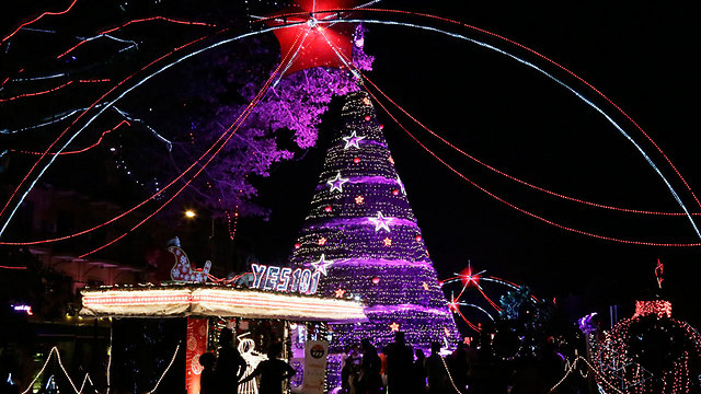 נערכים לחגיגות חג המולד בסרי לנקה (צילום: EPA) (צילום: EPA)