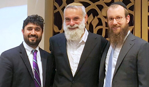 הרב אבי רונצקי עם מארחיו, הרב אליעזר וולף והרב אריאל ישורון ()