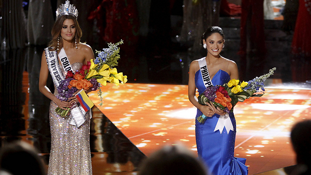 מיס קולומביה ומיס פיליפינים. זכתה בכתר לכמה דקות (צילום: רויטרס) (צילום: רויטרס)