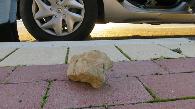 אבן ליד המכונית בסמוך לבית אל (קרדיט : TPS) (קרדיט : TPS)