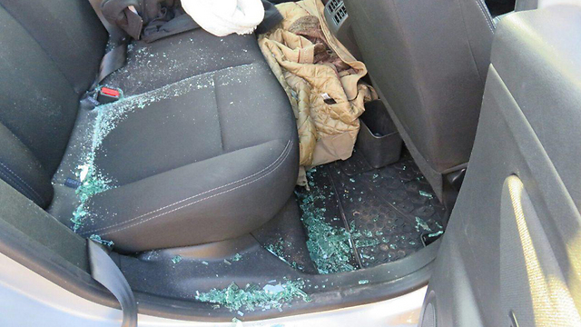 שברים בתוך הרכב שעליו יודו אבנים ליד בית אל (קרדיט : TPS) (קרדיט : TPS)