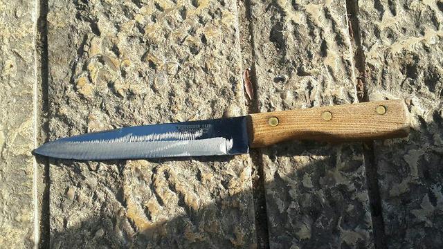 הסכין ששימשה את המחבל (צילום: חטיבת דובר המשטרה) (צילום: חטיבת דובר המשטרה)