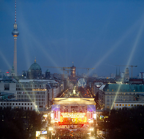 חוגגים סילבסטר בשער ברנדנבורג, ברלין (צילום: AFP) (צילום: AFP)