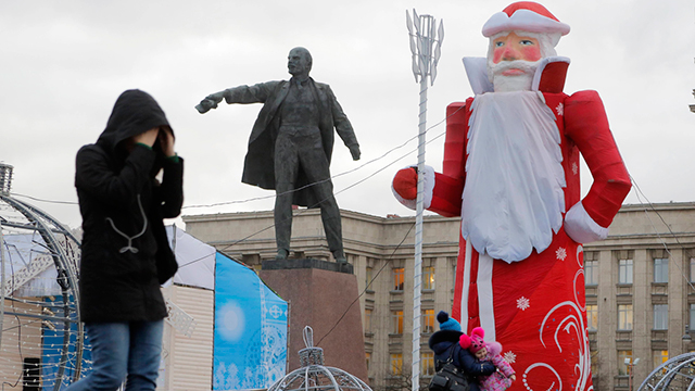 סנטה ולנין, ראש בראש, בסנט פטרסבורג שברוסיה (צילום: AP) (צילום: AP)