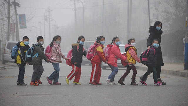 תלמידות חובשות מסכות זיהום אוויר בסין (צילום: AFP) (צילום: AFP)
