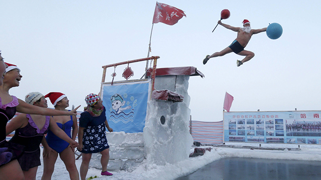 סנטה קופץ למים הקפואים של סין (צילום: רויטרס) (צילום: רויטרס)