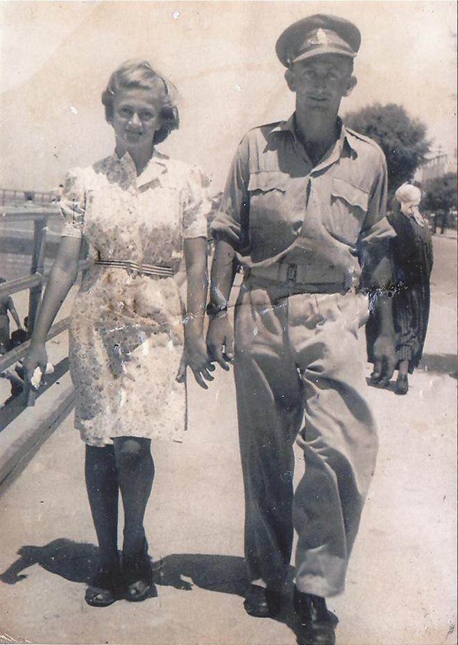 נעמי ואחיה דבי, 1945. "הוא המציא את טוב הלב. ילד טוב-טוב-טוב" (אלבום פרטי )