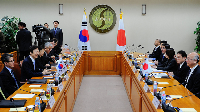 השיחות בין יפן לדרום קוריאה על ההסכם באמצע העשור (צילום: GETTYIMAGES) (צילום: GETTYIMAGES)