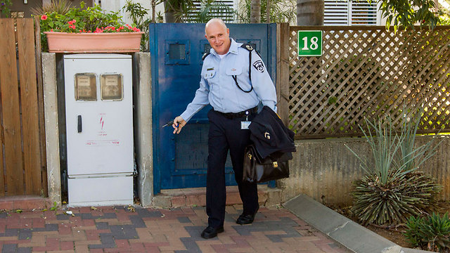 ניצב ריטמן מחוץ לביתו, בדרכו חזרה לתפקיד בלהב 433 (צילום: עידו ארז) (צילום: עידו ארז)