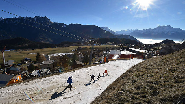 מישהו ראה שלג? הרי האלפים הצרפתיים (צילום: AFP) (צילום: AFP)