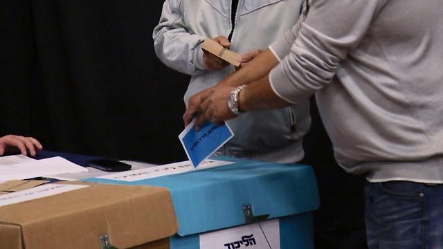 Voting in the 2015 Likud primary in Tel Aviv (Photo: Motti Kimchi) (Photo: Motti Kimchi)
