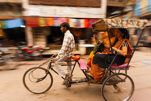נהגי מונית וריקשה בהודו לא מצפים לטיפ, אבל תוכלו להשתמש ב"אל תחזיר לי עודף" כשמדובר בסכומים נמוכים (צילום: Pius Lee / shutterstock)