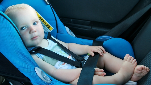 מומלץ להושיב את התינוק כנגד הנסיעה עד גיל שנתיים (צילום: shutterstock) (צילום: shutterstock)