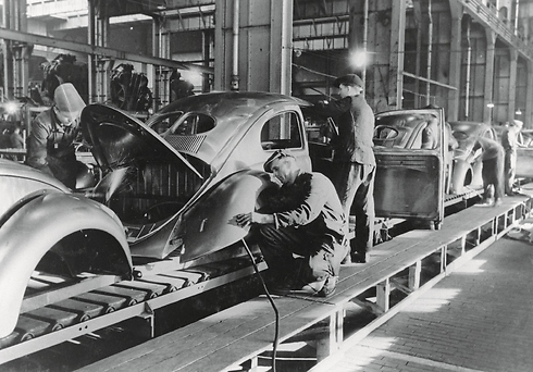 פס הייצור ב-1947 ()