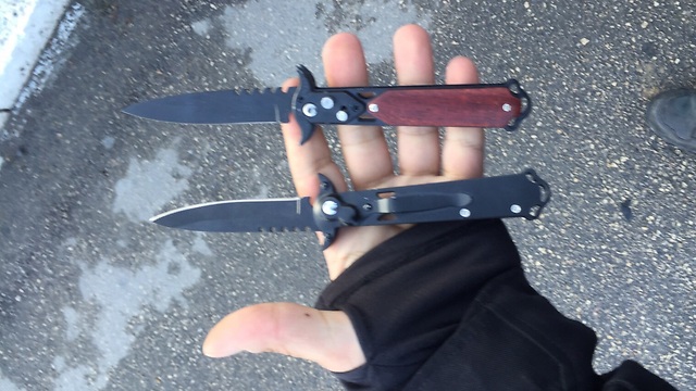 הסכינים שנמצאו בכיסי החשודים (צילום: חטיבת דובר המשטרה) (צילום: חטיבת דובר המשטרה)