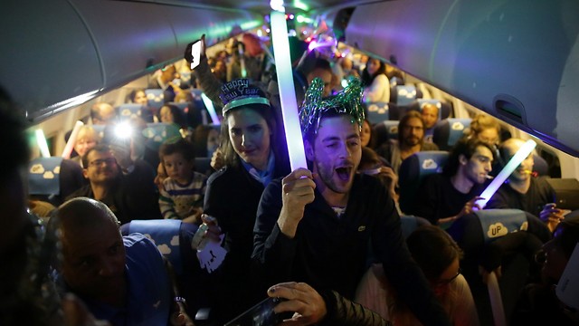 לא עוד טיסה: הנוסעים הופתעו לגלות מסיבת סילבסטר במטוס  (צילום: ירון ברנר) (צילום: ירון ברנר)