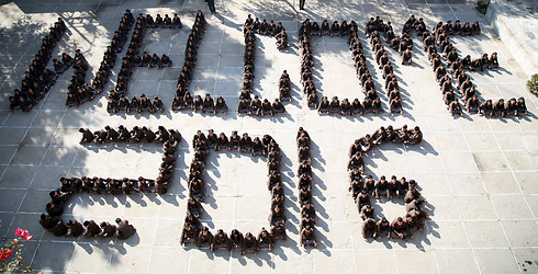 תלמידי בית ספר בהודו נערכים לשנה החדשה (צילום: EPA) (צילום: EPA)
