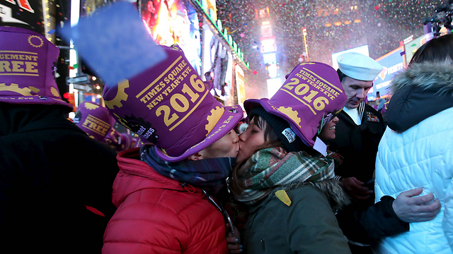 A New Year's Eve kiss at Times Square in New York (Photo: Reuters)