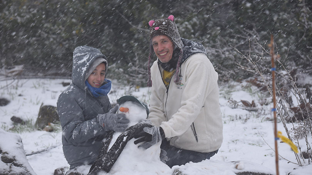 בונים איש שלג בקיבוץ אלרום (צילום: אביהו שפירא) (צילום: אביהו שפירא)