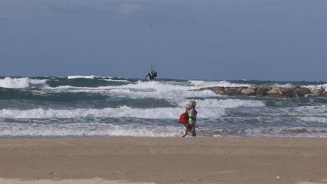 Big waves are expected to hit the Mediterranean coast. (Photo: Motti Kimchi)