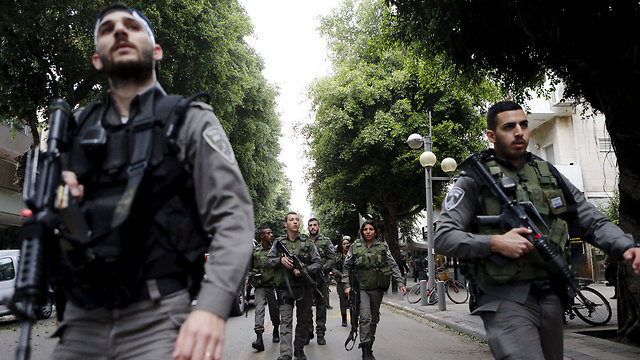 שוטרים בתל אביב, אתמול (צילום: רויטרס) (צילום: רויטרס)