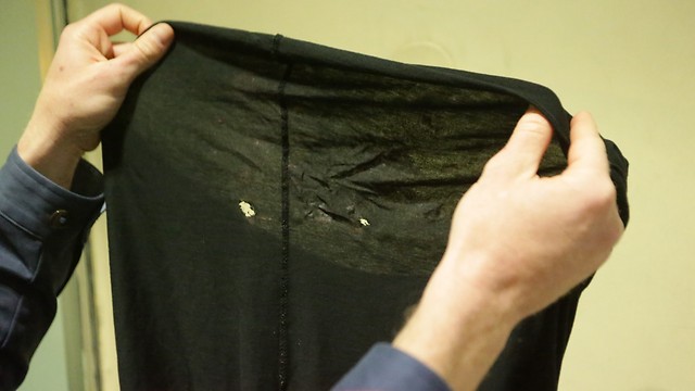 חולצתו המחוררת של נוסבכר בבית החולים (צילום: ירון ברנר) (צילום: ירון ברנר)