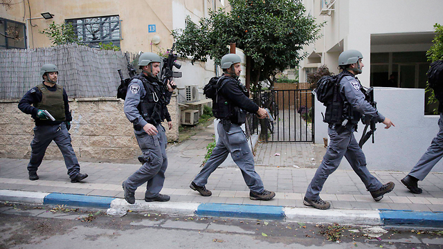 Security forces search Tel Aviv (Photo: EPA)