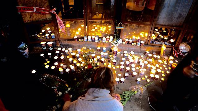 נרות נשמה ליד מקום הפיגוע, עם שמות הנרצחים (צילום: מוטי קמחי) (צילום: מוטי קמחי)
