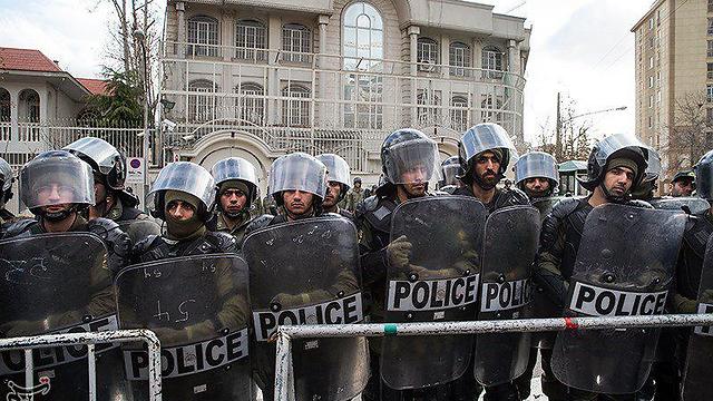 שוטרים מול השגרירות הסעודית, היום בצהריים בטהרן ()