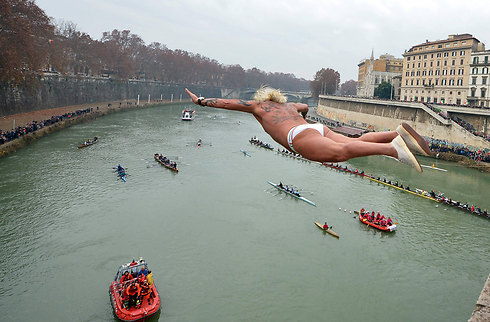 מאוריציו פאלמולי קופץ לנהר הטיבר כחלק מחגיגות השנה החדשה המסורתיות ברומא (צילום: AFP) (צילום: AFP)