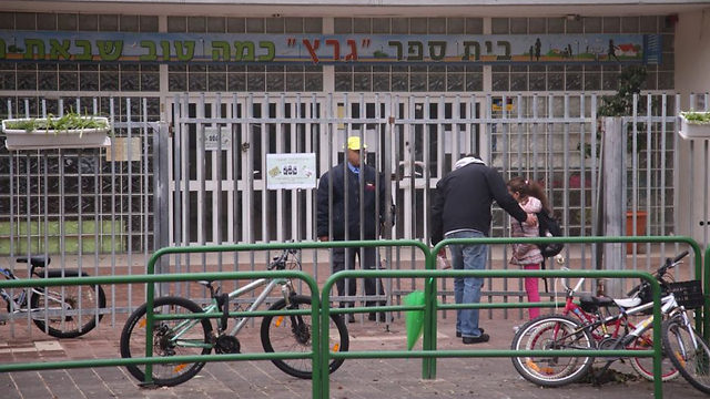 הכניסה לבית הספר גרץ בתל אביב, הבוקר (צילום: מוטי קמחי) (צילום: מוטי קמחי)