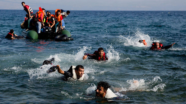 נמלטים לאי לסבוס, יוון  (צילום: AP) (צילום: AP)