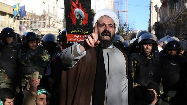 Shi'ite protesters in Tehran. The rivalry with Saudi Arabia complicates things. (Photo: AP)