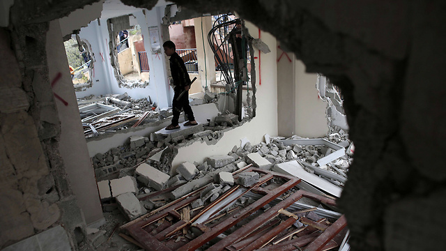 הריסת ביתו של בהא עליאן, המחבל מקו 78 בירושלים (צילום: AFP) (צילום: AFP)