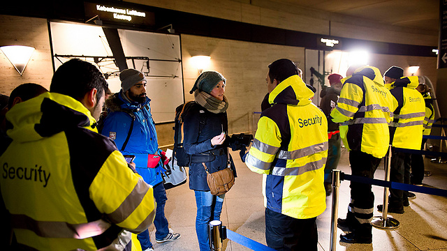 בודקים מסמכים מזהים למהגרים בתחנת רכבת בקופנהגן (צילום: רויטרס) (צילום: רויטרס)