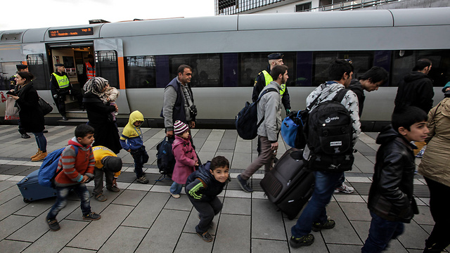 מהגרים בתחנת הרכבת במאלמה, שבדיה (צילום: AP) (צילום: AP)