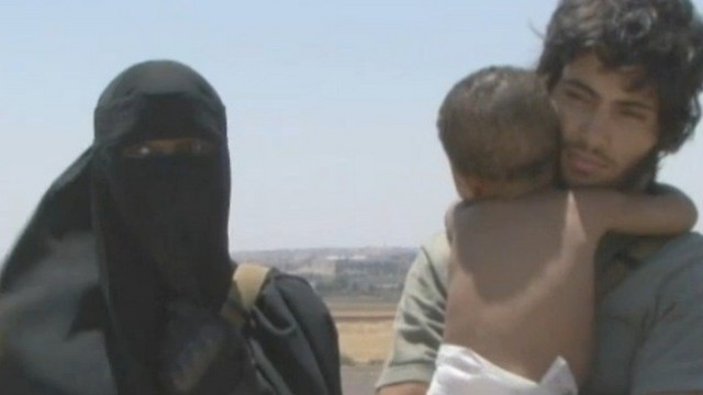 קדיג'ה עם בעלה ובנם (צילום: מתוך סרטון דאעש) (צילום: מתוך סרטון דאעש)