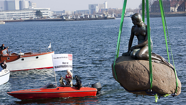 מחזירים את הפסל לנמל ב-2010 (צילום: AFP) (צילום: AFP)