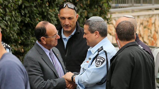 המפכ"ל אלשיך עם ראש עיריית כרמיאל (צילום: אלעד גרשגורן) (צילום: אלעד גרשגורן)