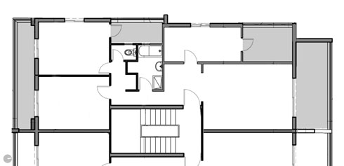 תוכנית הדירה "לפני". חדר סגור ומרפסת מול דלת הכניסה, ושני חדרי שינה בצד השמאלי (תכנית: טל לוסטיקה)