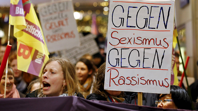 נשים מפגינות בקלן בעקבות הדיווחים המזעזעים מליל השנה החדשה (צילום: רויטרס) (צילום: רויטרס)