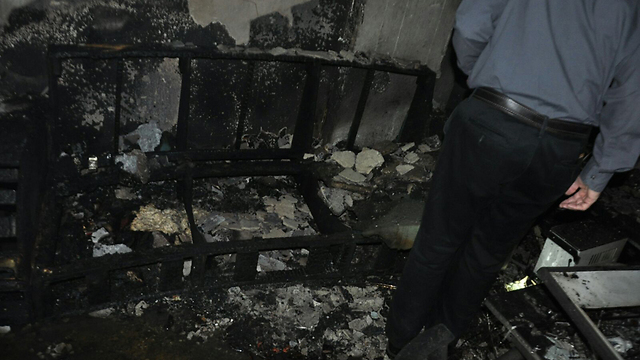 הדירה שעלתה באש. גבר נספה, רעייתו וילדיו נפגעו קל ( צילום: כיבוי אש רחובות) ( צילום: כיבוי אש רחובות)