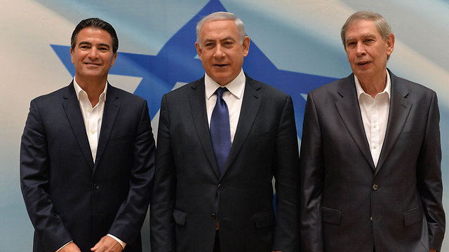 Prime Minister Netanyahu, center, with incoming Mossad chief Yossi Cohen, left, and outgoing chief Tamir Pardo, right (Photo: Koby Gideon, GPO)