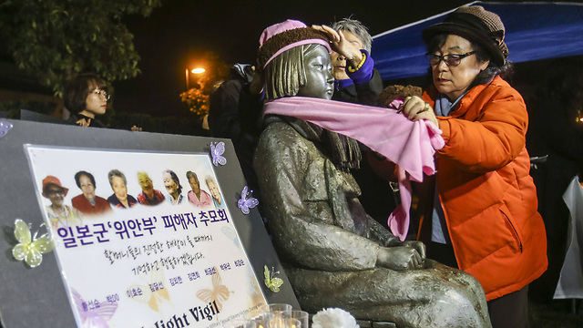 רק 27 נותרו בחיים. פסל לזכר הנשים שנוצלו (צילום: AFP) (צילום: AFP)