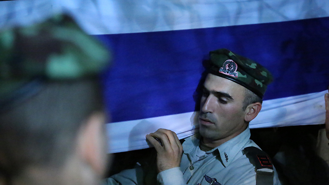 Soldiers at the funeral of Yishai Rosales, an IDF officer who was killed in a training accident (Photo: Ofer Meir)