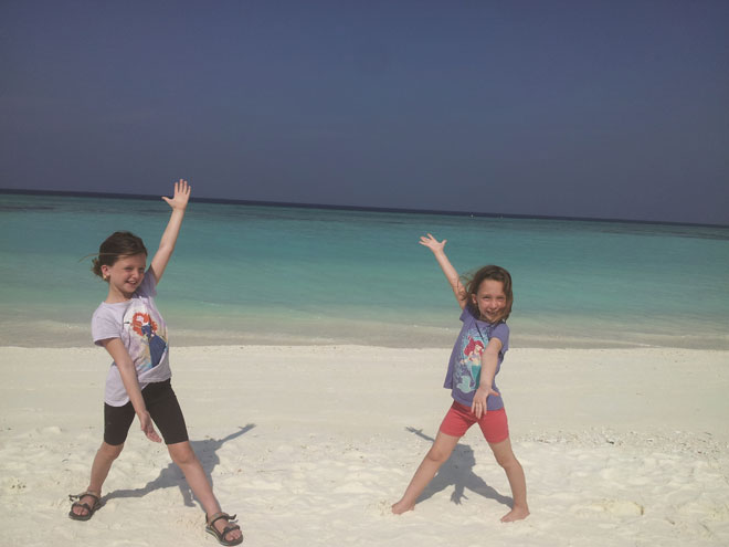 "האמנו שהטיול יחזק את הביטחון העצמי שלהן". הבנות באיים המלדיביים (מתוך אלבום משפחתי)
