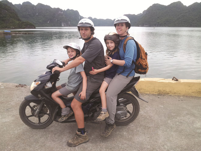 "הרגשנו שאנחנו צריכים שינוי בחיים". המשפחה באי קטבה, וייטנאם (מתוך אלבום משפחתי)