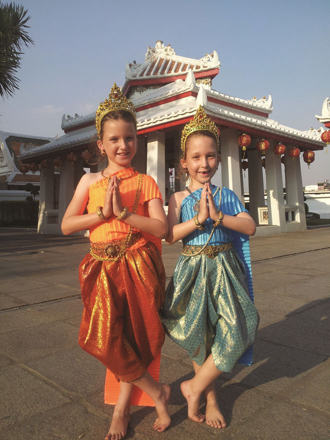 יערה ומעיין בלבוש מסורתי במקדש בתאילנד (מתוך אלבום משפחתי)